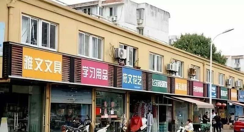 走在街上，發(fā)掘店鋪招牌一成不變，統(tǒng)一式商店廣告牌有需要嗎？3