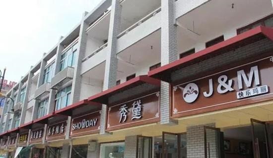 漫步街上，察覺(jué)店鋪廣告牌照貓畫(huà)虎，統(tǒng)一式商店招牌有必要嗎？4